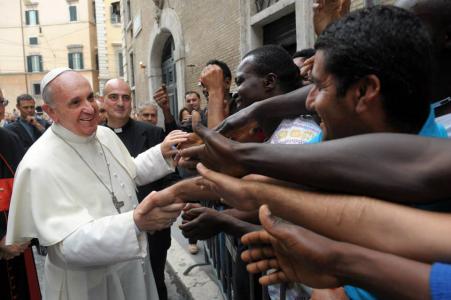 Pope decries intolerance of refugees