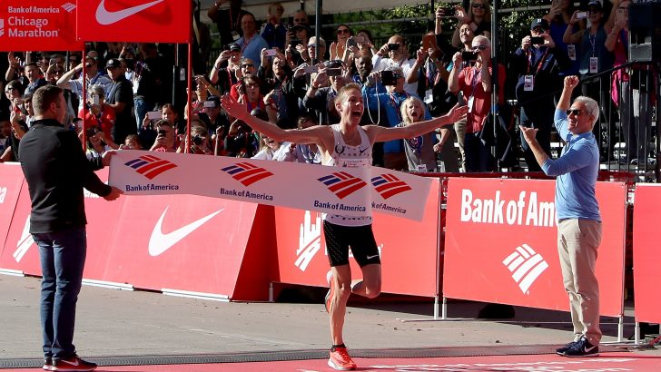 Catholic runner wins Chicago Marathon after blessing