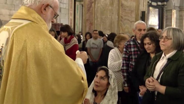Chilean bishop denies Easter Eucharist to Faithful kneeling