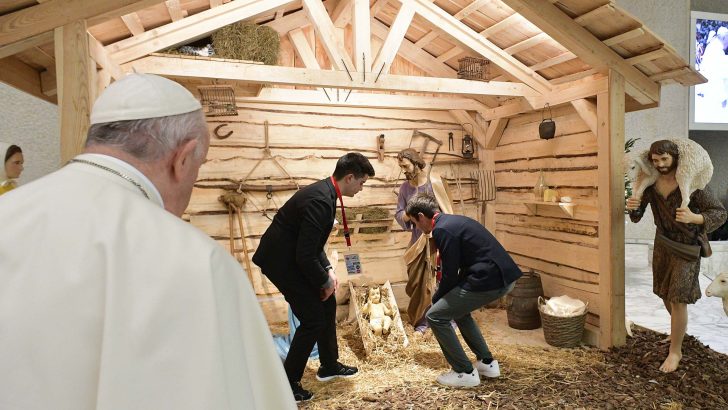Pope: Avoid ‘fake Christmas’ of commercialism by reflecting on God’s closeness