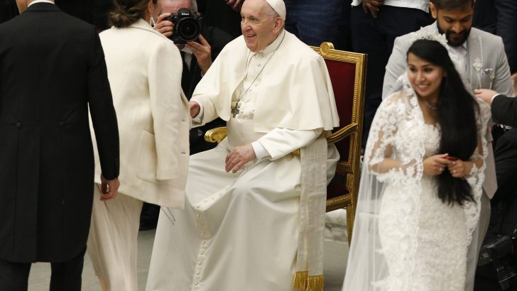 God offers courage to those ‘crushed’ by fear, Pope says
