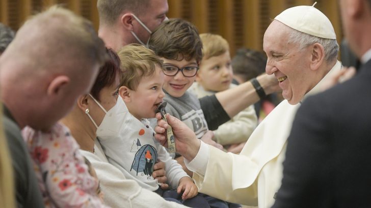 Love the Church despite its sins, Pope says at audience