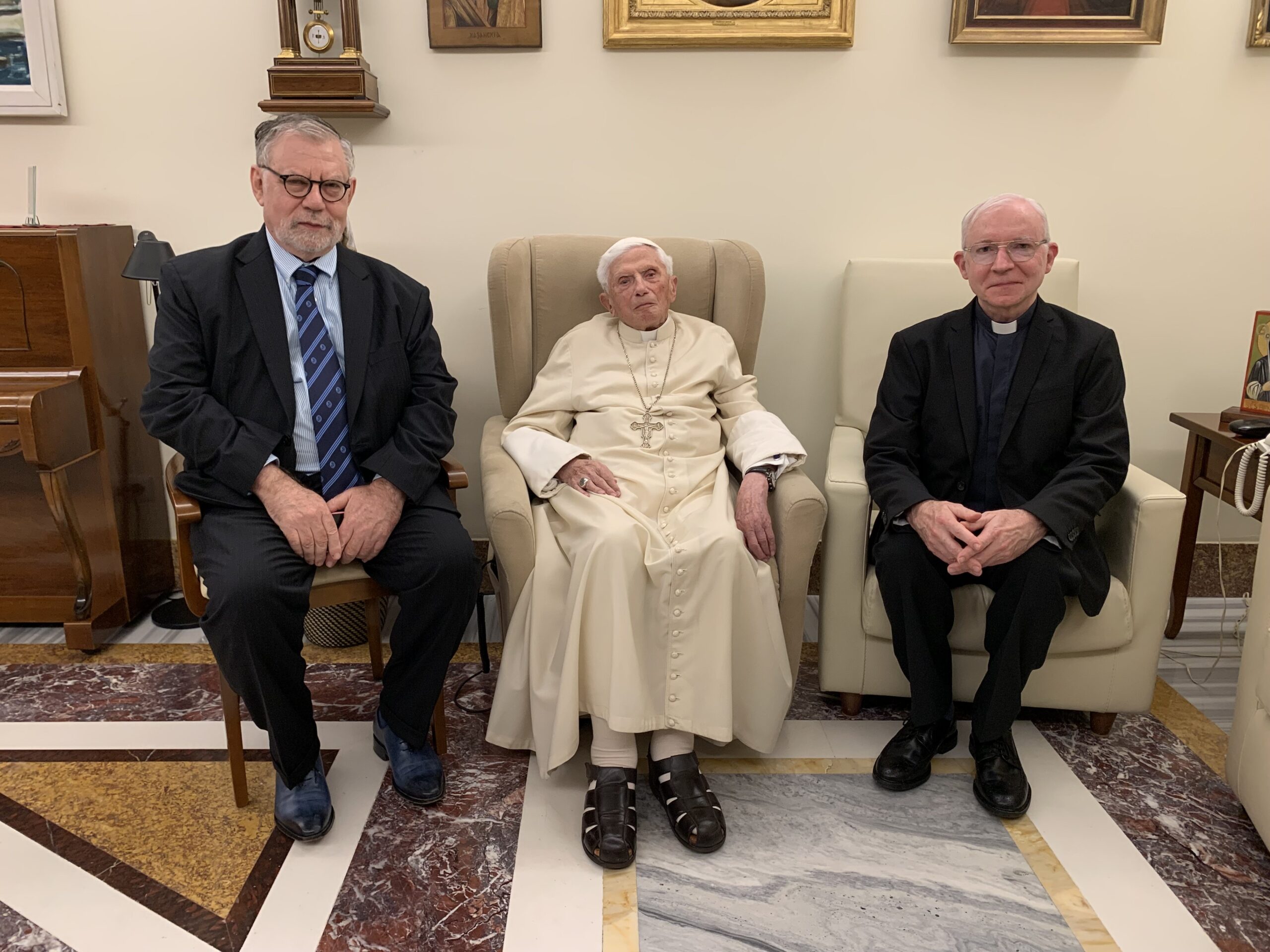 Benedict XVI 'very sick' - Pope Francis asks for prayers - The Irish ...