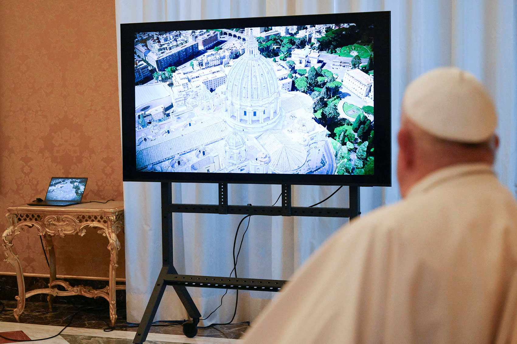 Pope Using Computer Apple intelligence and the new era of machines - The Irish Catholic