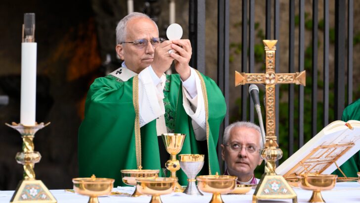 Pope weighs in on Durbin controversy hours before senator declines award